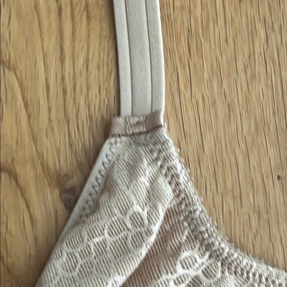 Chantelle Lace & Lined Underwire Bra - Cream 34C - Picture 6 of 10